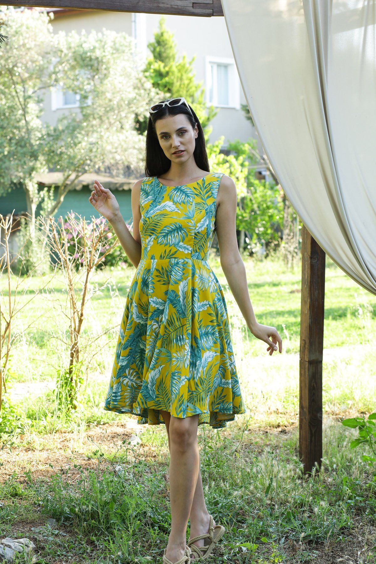 Hardal Renk Yeşil Yaprak Desenli Sırt Detaylı Kiloş Elbise