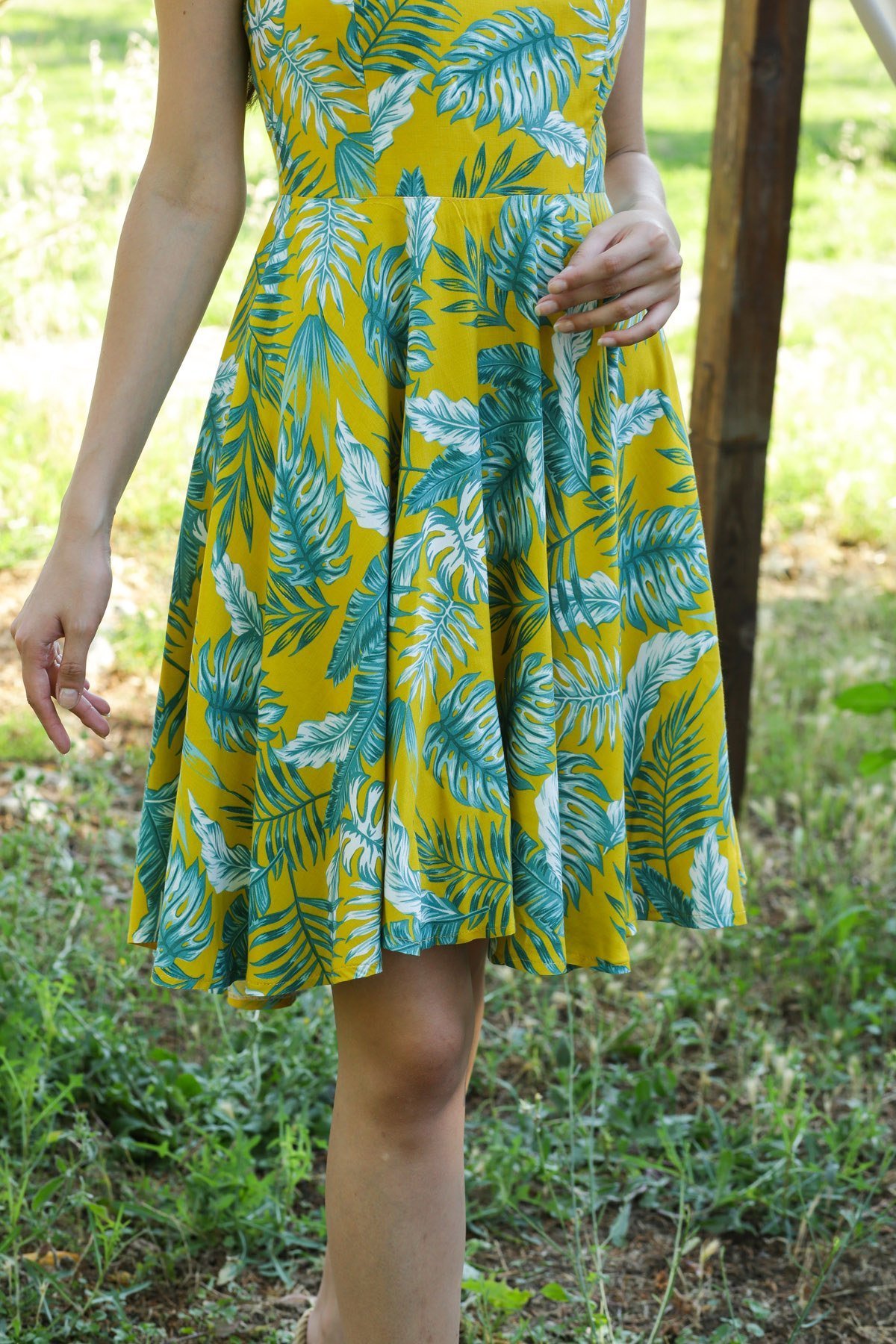 Hardal Renk Yeşil Yaprak Desenli Sırt Detaylı Kiloş Elbise