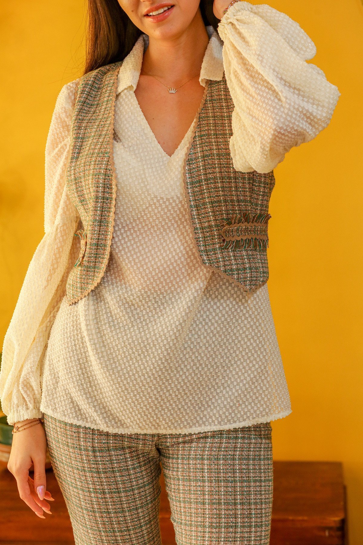 Krem Simli Transparan Kumaş Balon Kol Erkek Yakalı Bluz