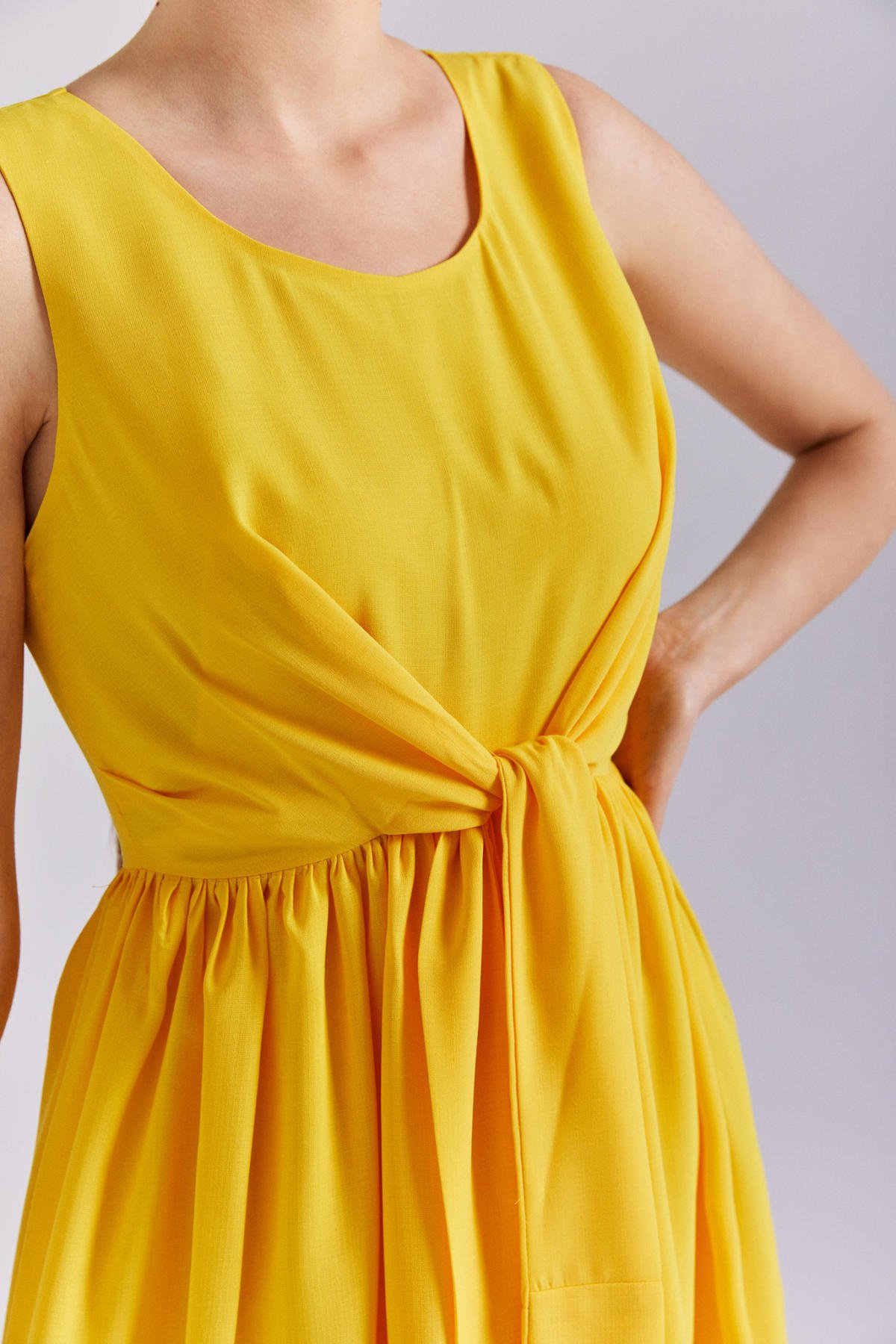 Nalan, Yazlık Elbise, Midiboy Elbise, Keten Elbise, Kolsuz Elbise, Yuvarlak Yaka Elbise, Sarı Elbise