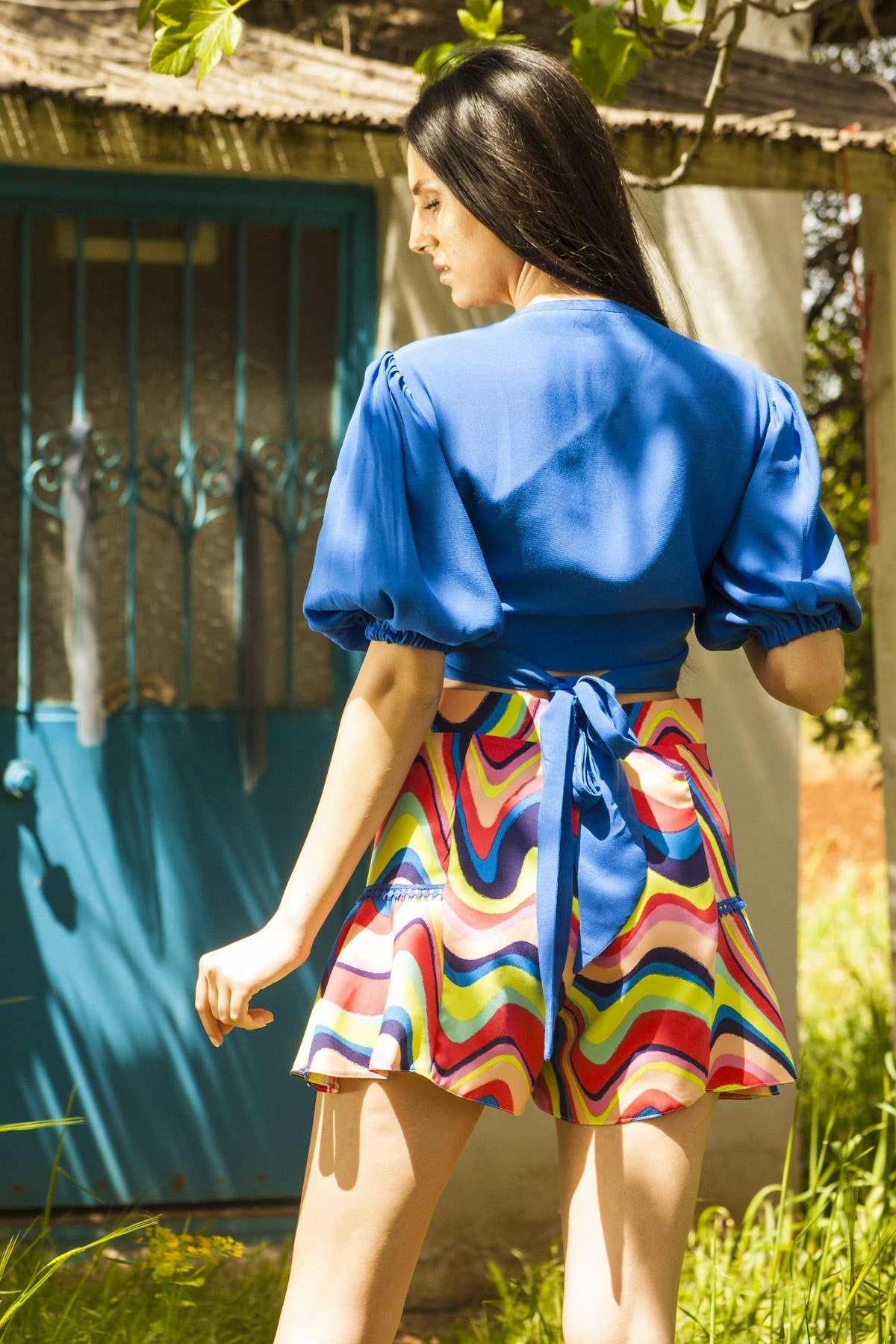 Mavi Balon Kol Crop ve Renkli Dalga Desenli Kısa Şort Takım