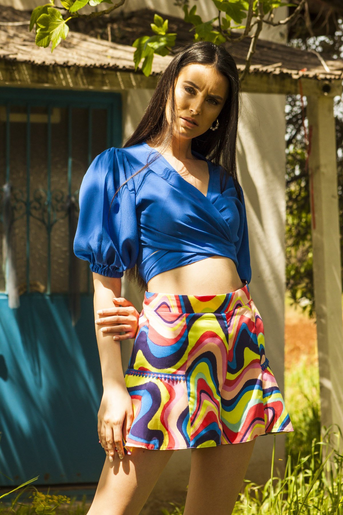 Mavi Balon Kol Crop ve Renkli Dalga Desenli Kısa Şort Takım