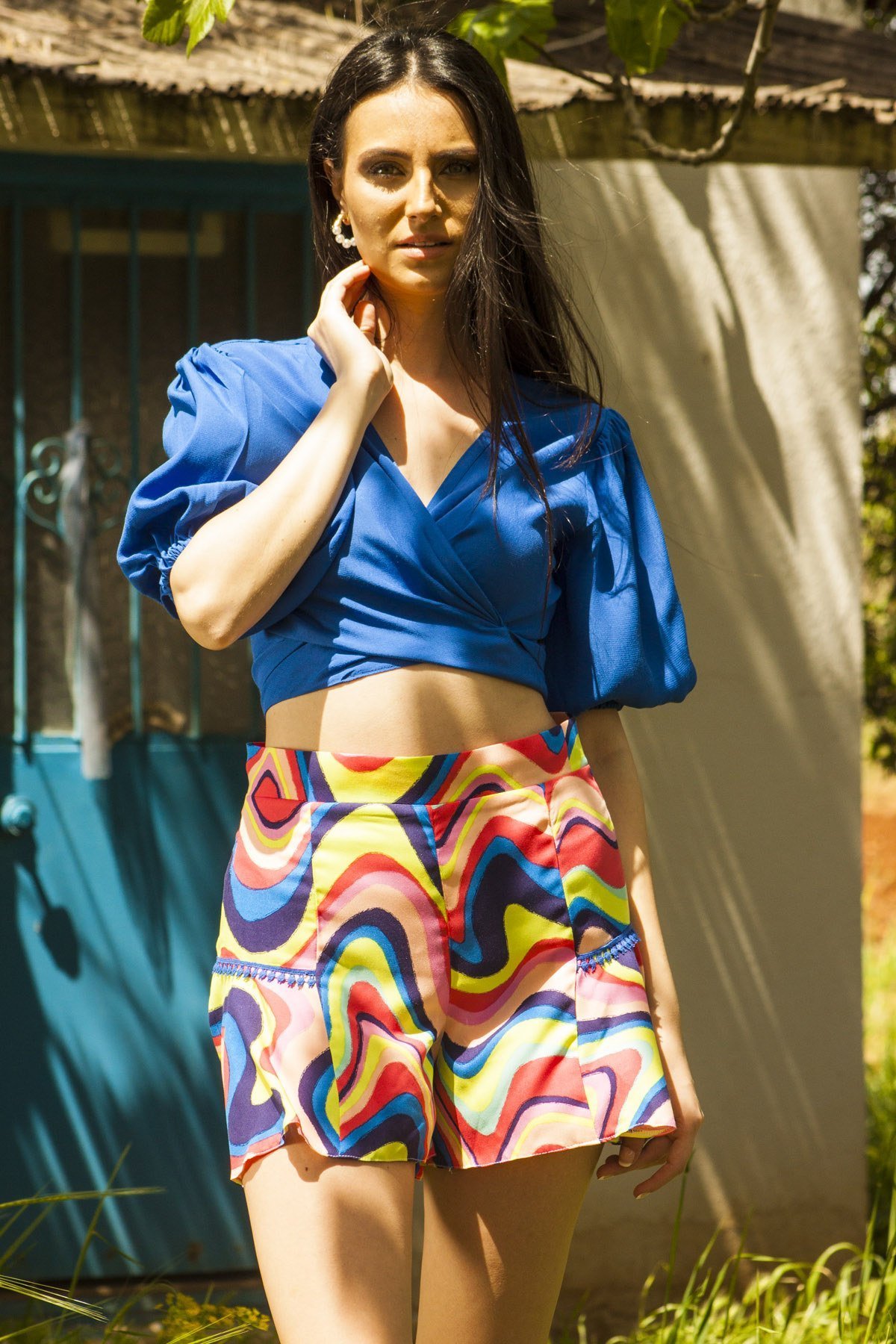 Mavi Balon Kol Crop ve Renkli Dalga Desenli Kısa Şort Takım